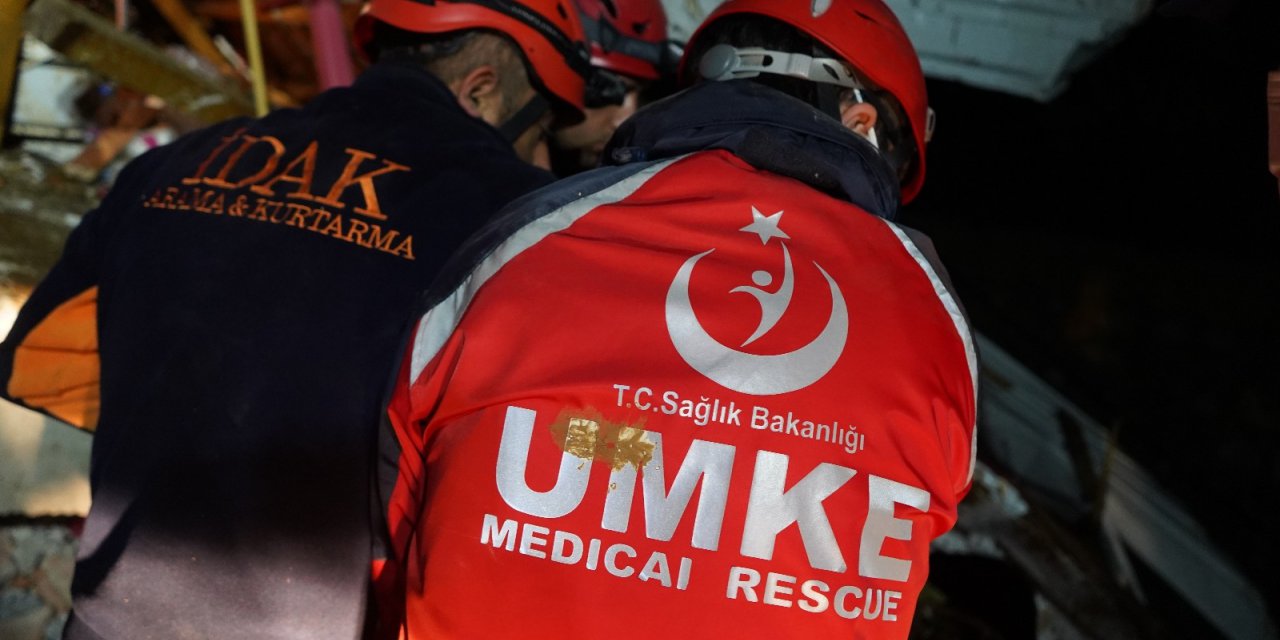 3 Katlı Evin Altında Kalanlardan 1’nin Cansız Bedeni Enkaz Altından Çıkarıldı