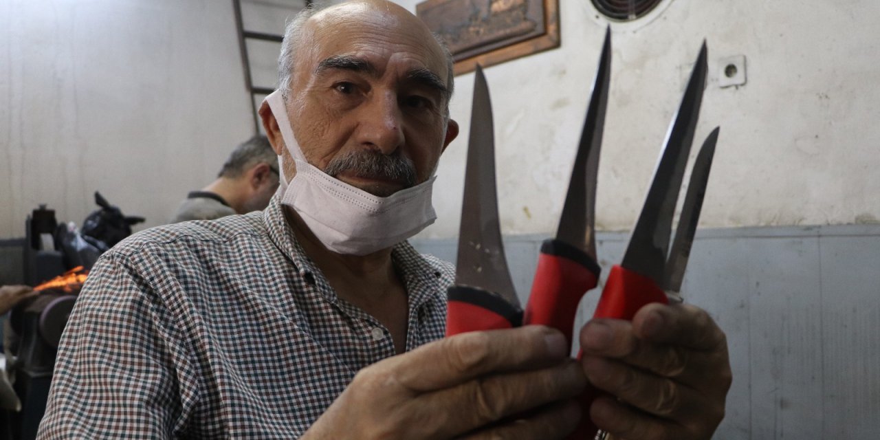 Bıçaklar Kurbanlıklar İçin Bileniyor