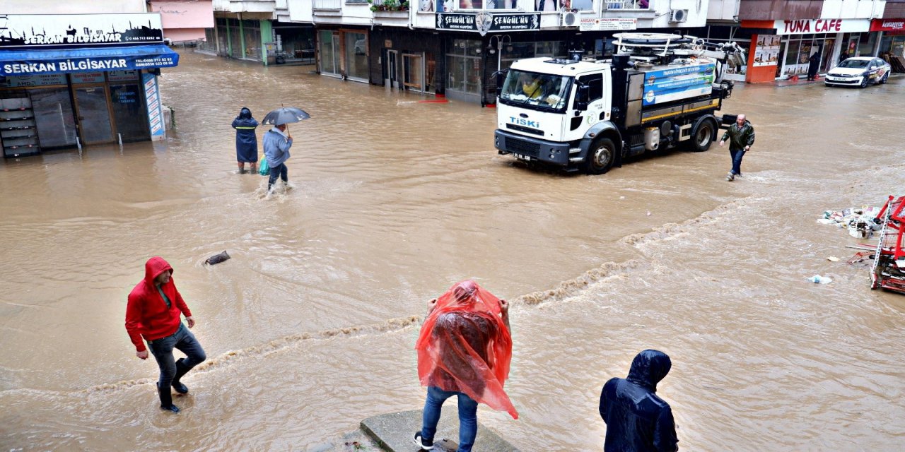 Beklenen Şiddetli Yağışın Ardından Arhavi İlçe Merkezinde Sokaklar Yine Göle Döndü