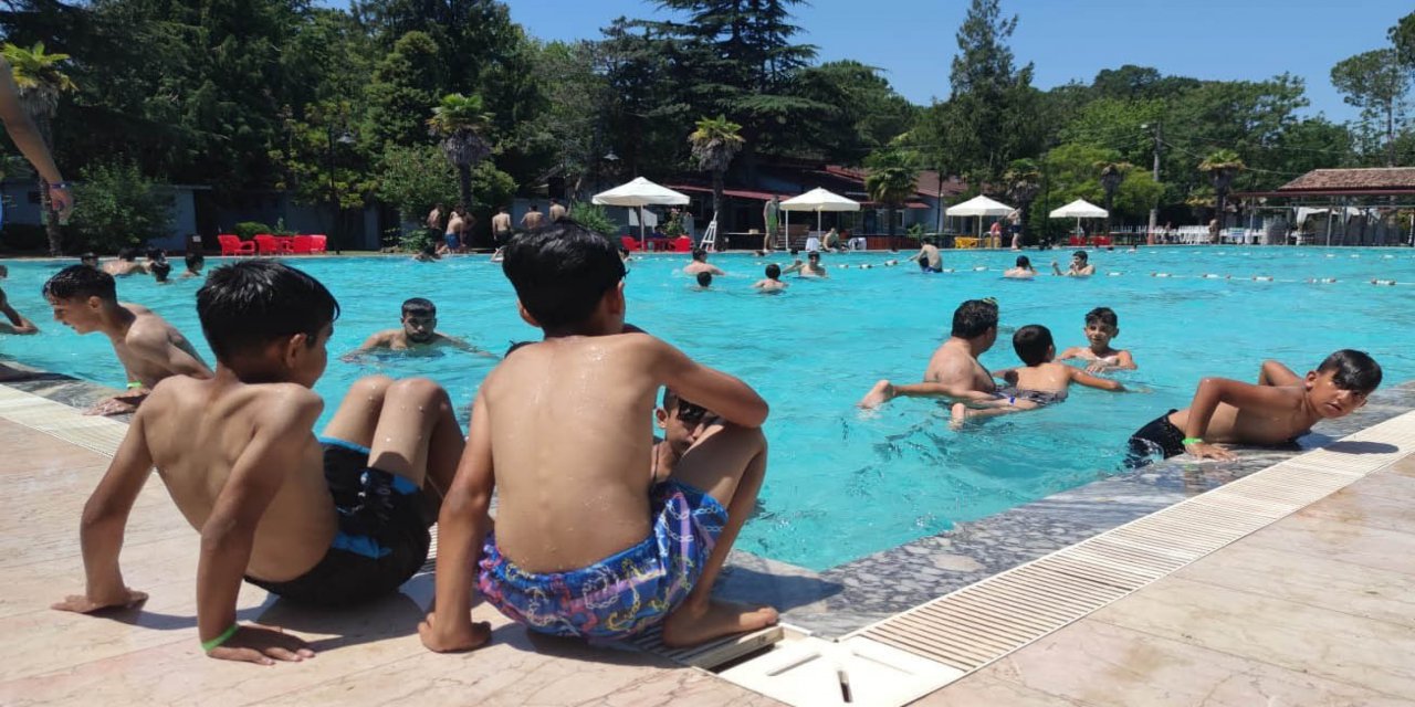 Bafra’da Sıcaktan Bunalanlar Sosyal Tesisleri Doldurdu