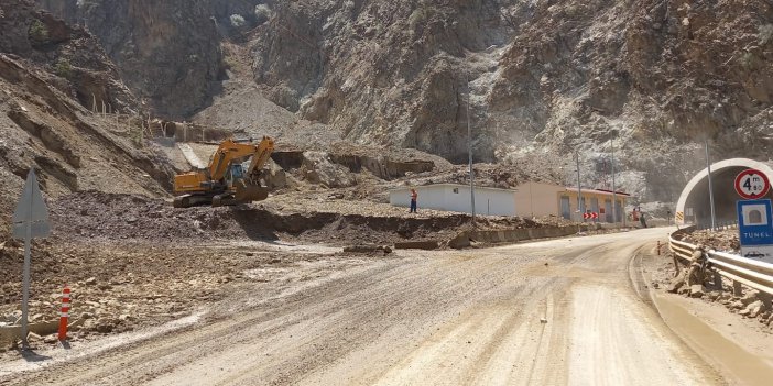 Heyelan nedeniyle kapanan Artvin-Erzurum karayolu ulaşıma açıldı