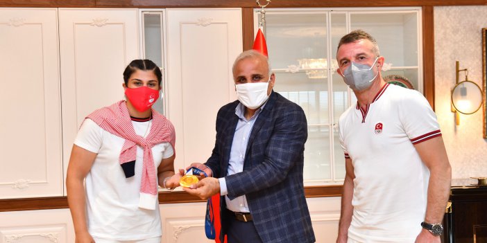 Busenaz Sürmeneli: "Bu madalyada 83 milyonun ağırlığı var"