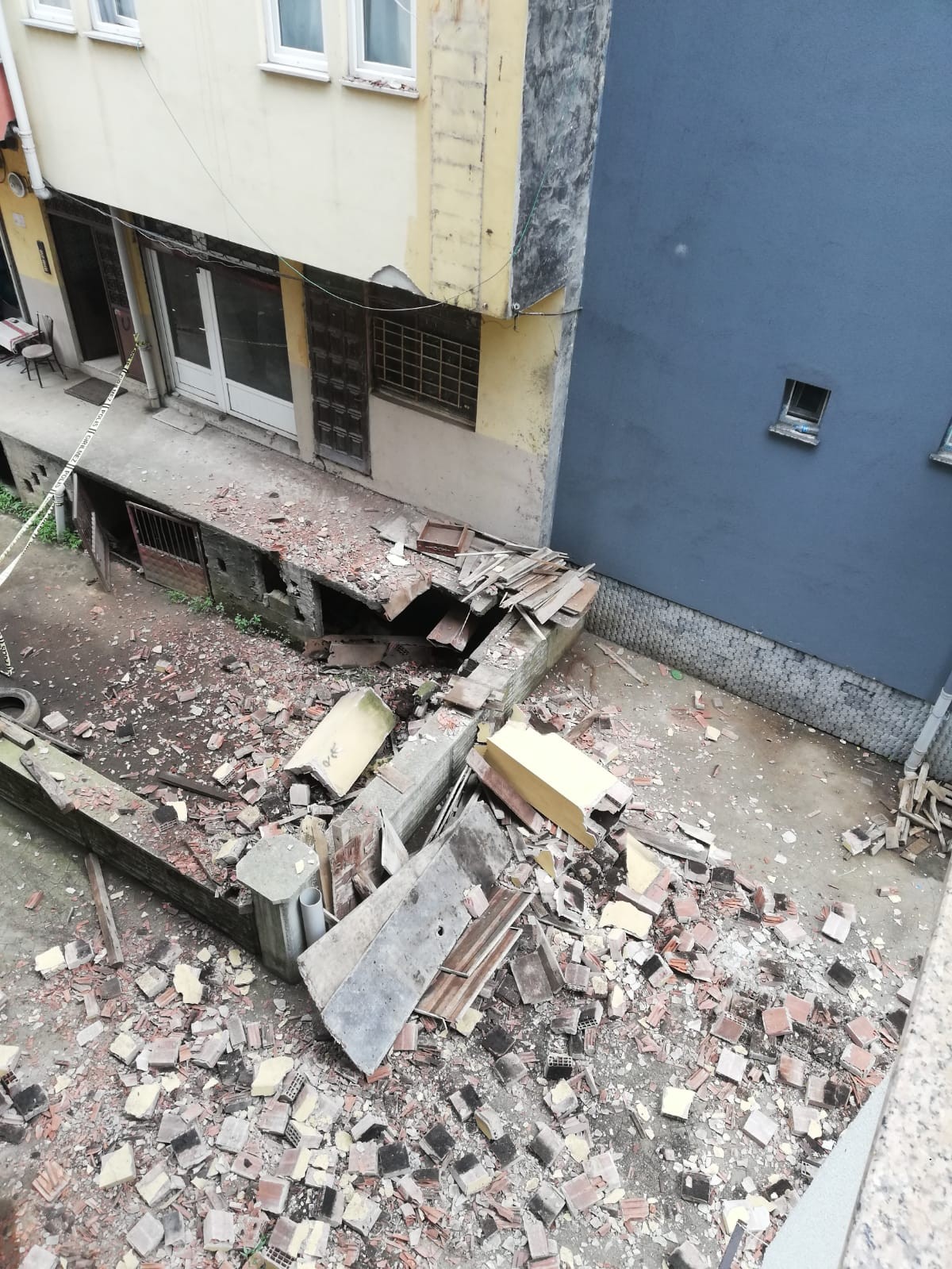 Artvin’de şiddetli rüzgar bir apartmanın bacasının yıkılmasına sebep oldu