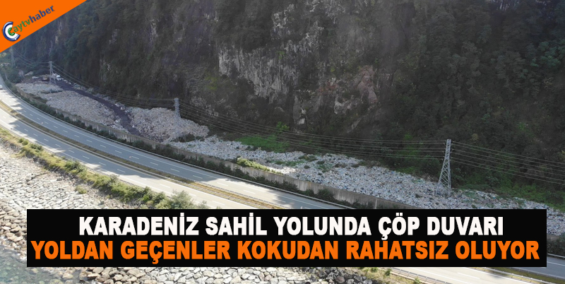 KARADENİZ SAHİL YOLUNDA ÇÖP DUVARI , YOLDAN GEÇENLER KOKUDAN RAHATSIZ OLUYOR