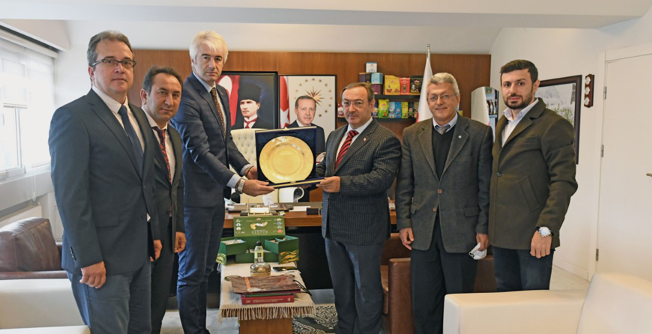 Ziraat Mühendisleri Odası Rize Şubesinden Genel Müdür Alim'e plaket