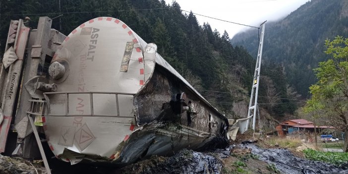 Zift Yüklü Tanker Kaza yaptı , Kazada 2 kişi yaralandı