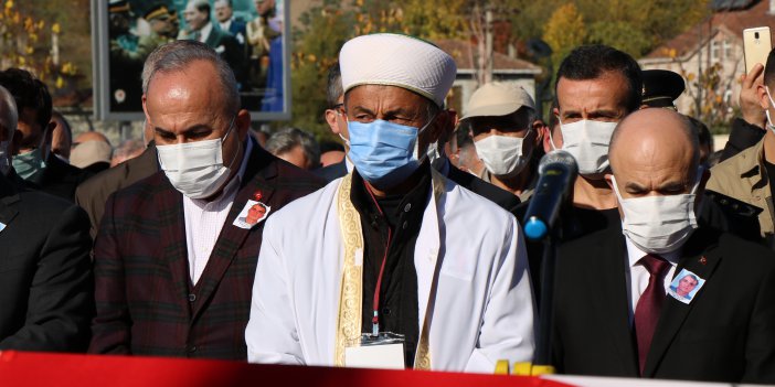 Trabzon'da Şehit polisin cenaze namazını babası kıldırdı, sonra tabutuna sarılıp ağladı