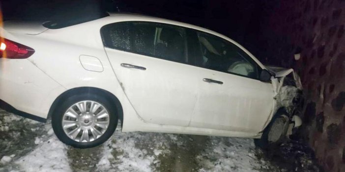 RİZE'DEN YOLA ÇIKAN ARAÇ KAR YAĞIŞI NEDENİYLE KAZA YAPTI , 2 YARALI