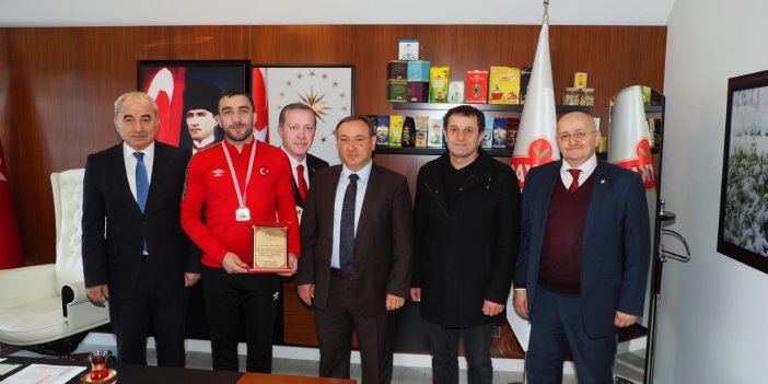 ALİM GÜREŞ ŞAMPİYONU SPORCUSUNU TEBRİK ETTİ