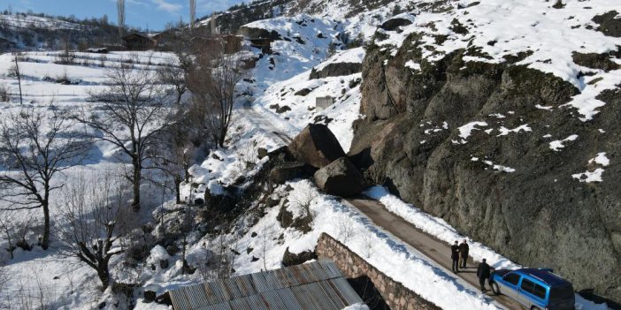 Faciadan dönüldü Dev kaya yola düştü, köyün ulaşımı kapandı