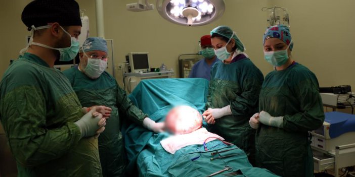 Doktorlar Şaştı Kaldı , Genç kadının karnından 11 kiloya yakın kitle çıktı