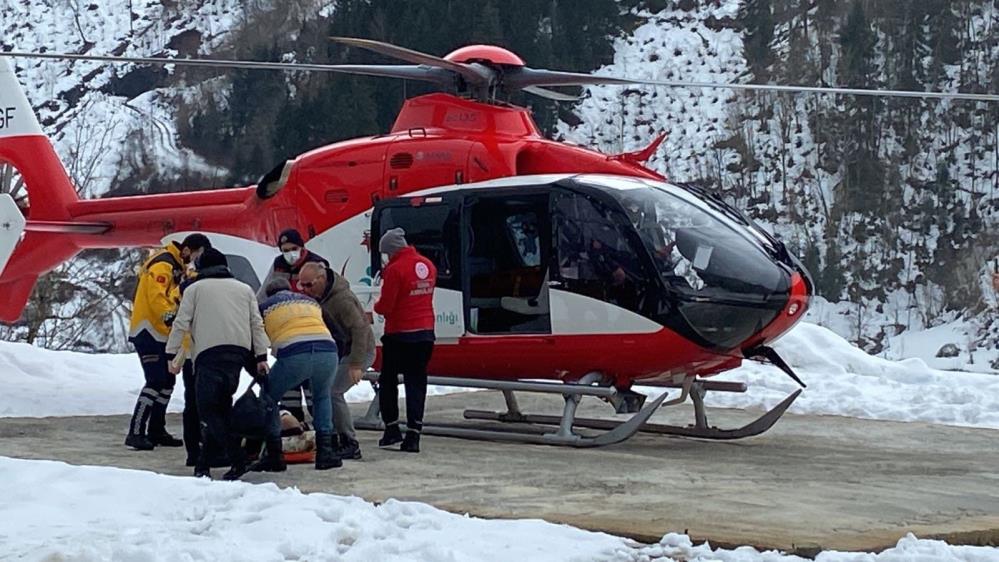 Kar nedeniyle mahsur kalan hasta için hava ambulansı köye indi