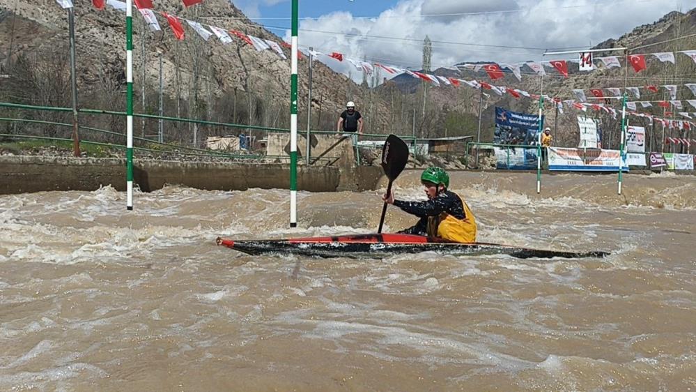 Barhal Çayı'nda son kez düzenlenen kano yarışları nefes kesti