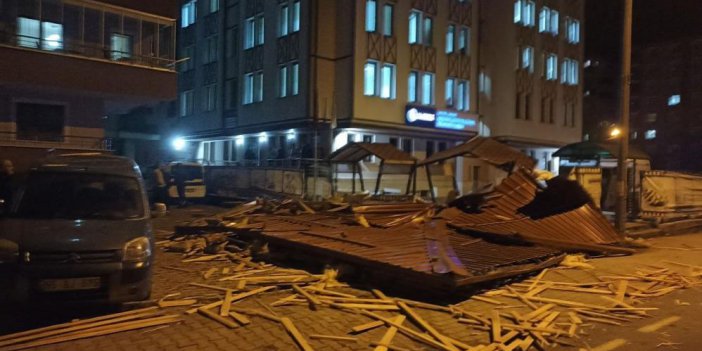 Artvin’de şiddetli rüzgar çatıları uçurdu