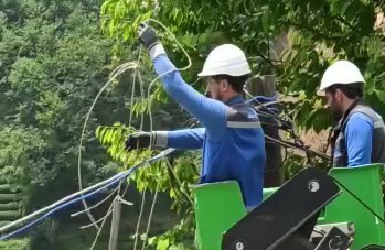 Rize'de Eğilen elektrik direğini evine bağlamıştı, yıkılmak üzere olan direk kaldırıldı