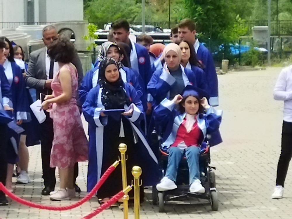 Artvin'li Bilge Arası Beş yıl önce ipe bağlı duvara asılı yaşarken liseden mezun oldu