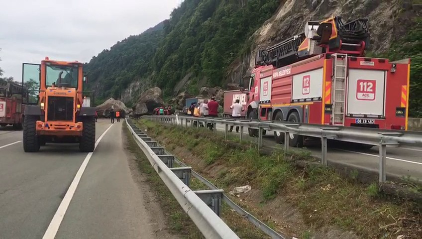 Artvin Kemalpaşa'da Tırlar Kayaların Altında Kaldı, 1 ölü 2 yaralı