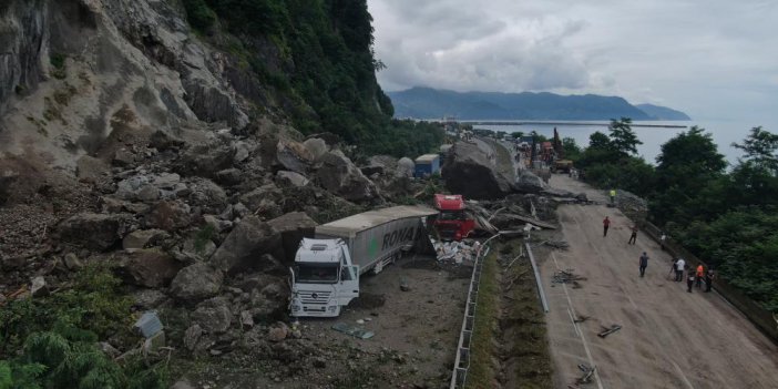 Kemalpaşa ilçesindeki heyelanın ardından Karadeniz Sahil Yolu kontrollü olarak ulaşıma açıldı