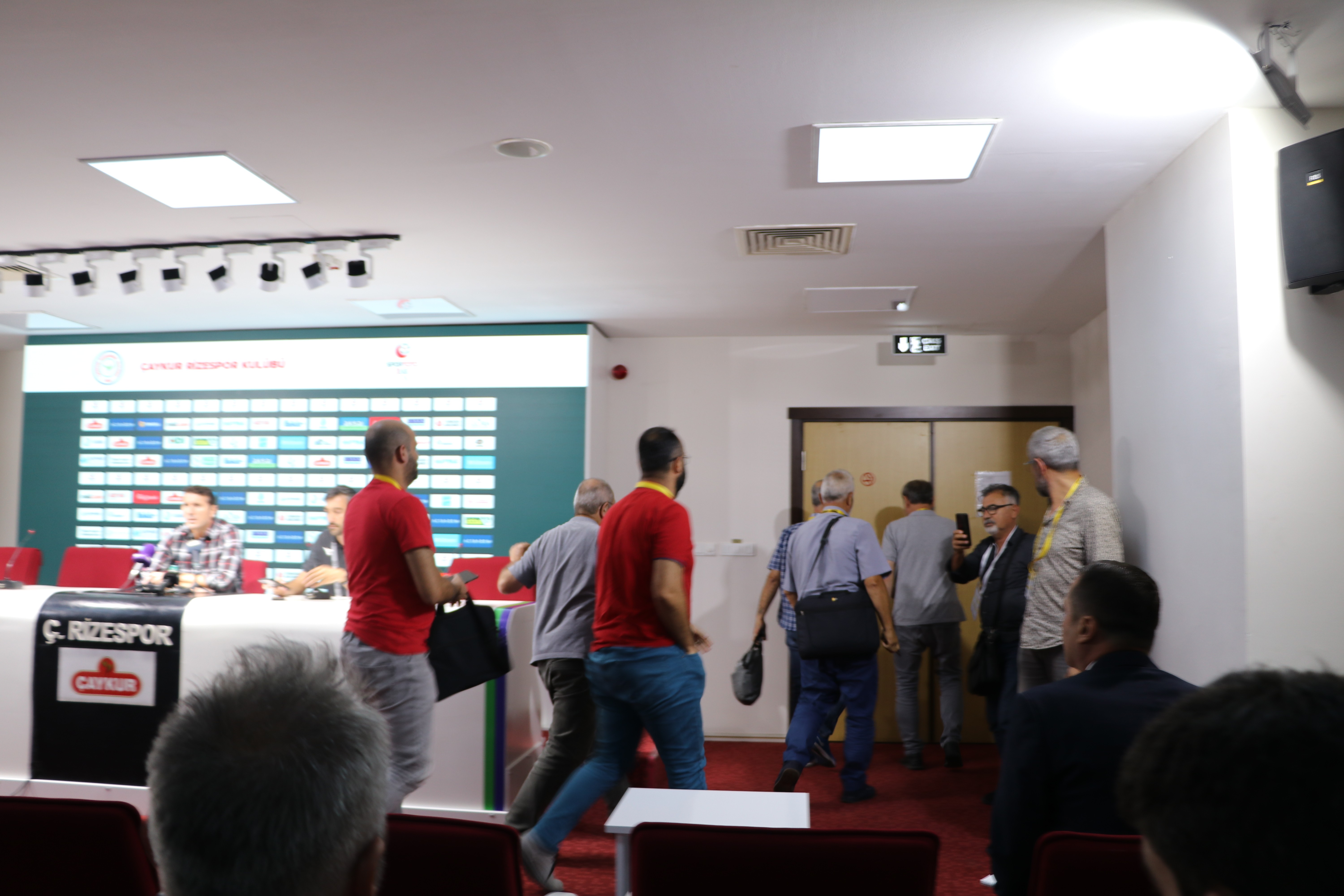 Gazeteciler Samsunspor Hocası Bayram Bektaş’ı Protesto Ederek Salondan Ayrıldı