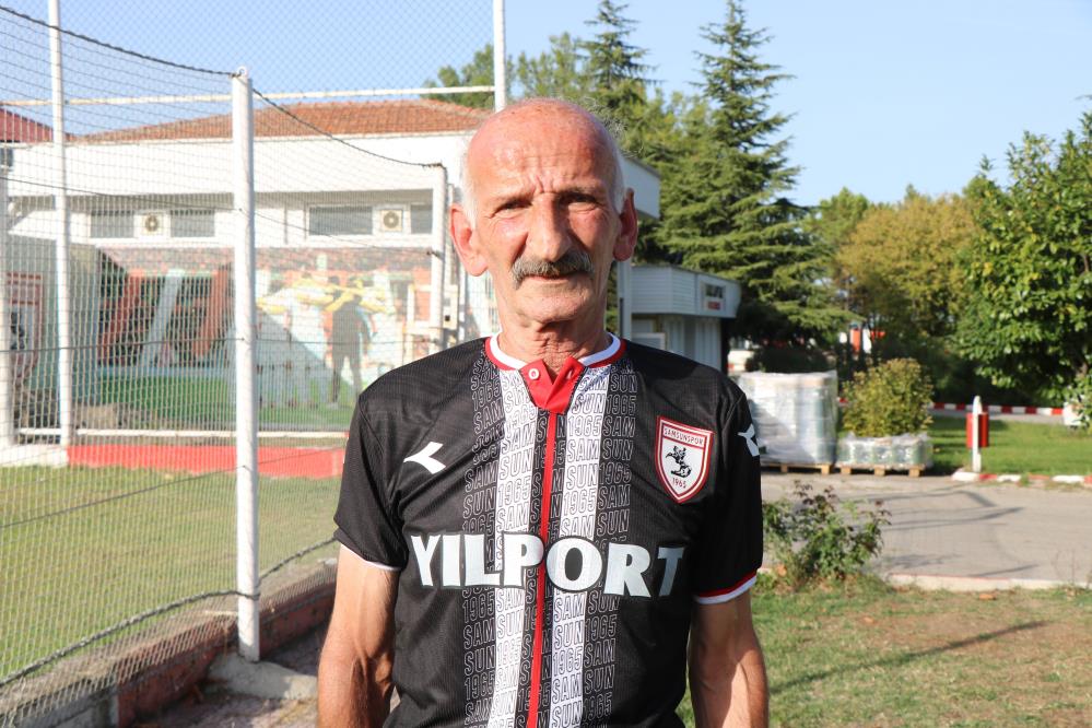 KAĞIT TOPLAYICISI YAŞLI ADAMIN BORCUNU ESKİ SAMSUNSPORLU FUTBOLCU KAPATTI