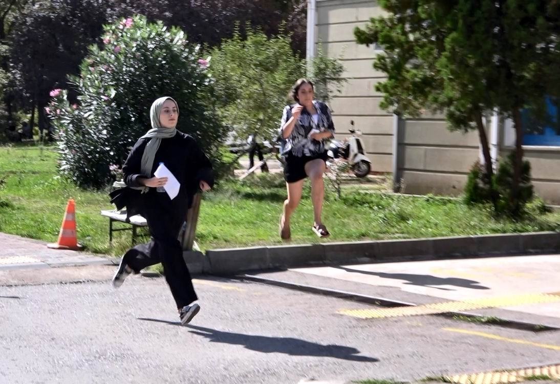 KPSS SINAVINA GEÇ KALAN ADAYLAR USAİN BOLT'U ARATMADI