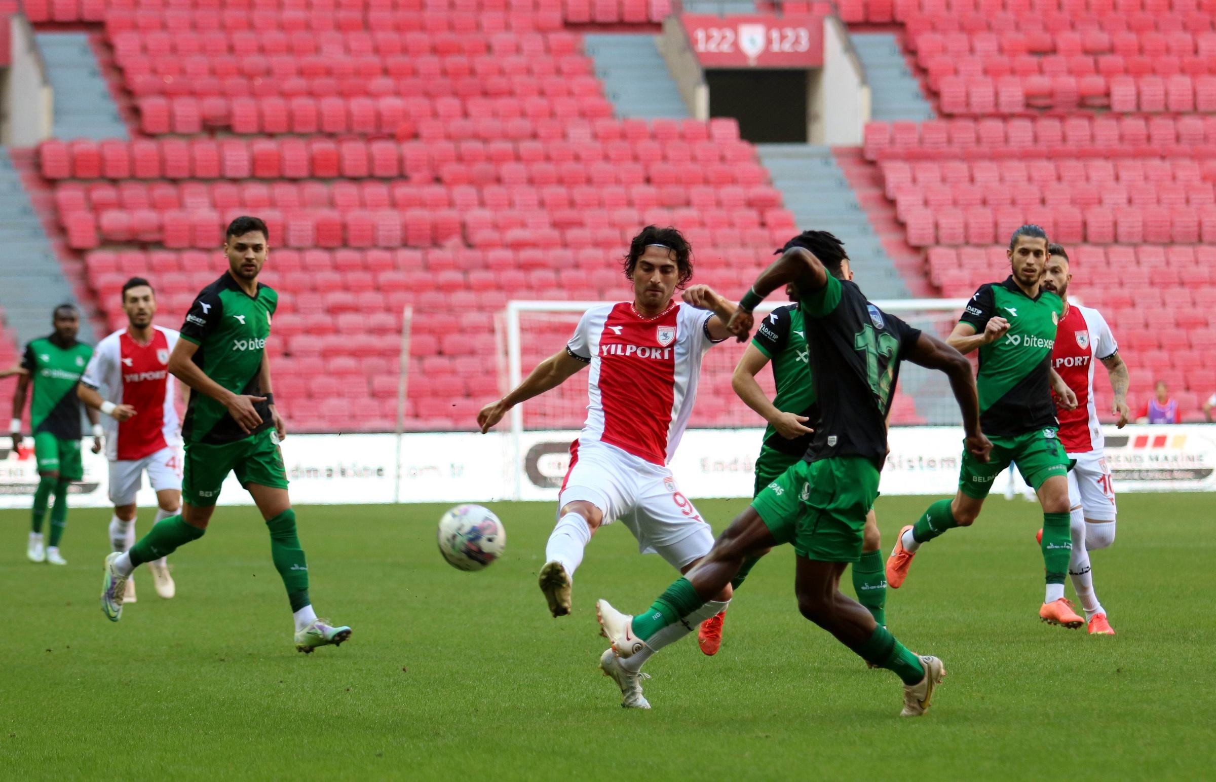 SAMSUNSPOR EVİNDE SAKARYASPOR'U 3 - 2 MAĞLUP ETTİ