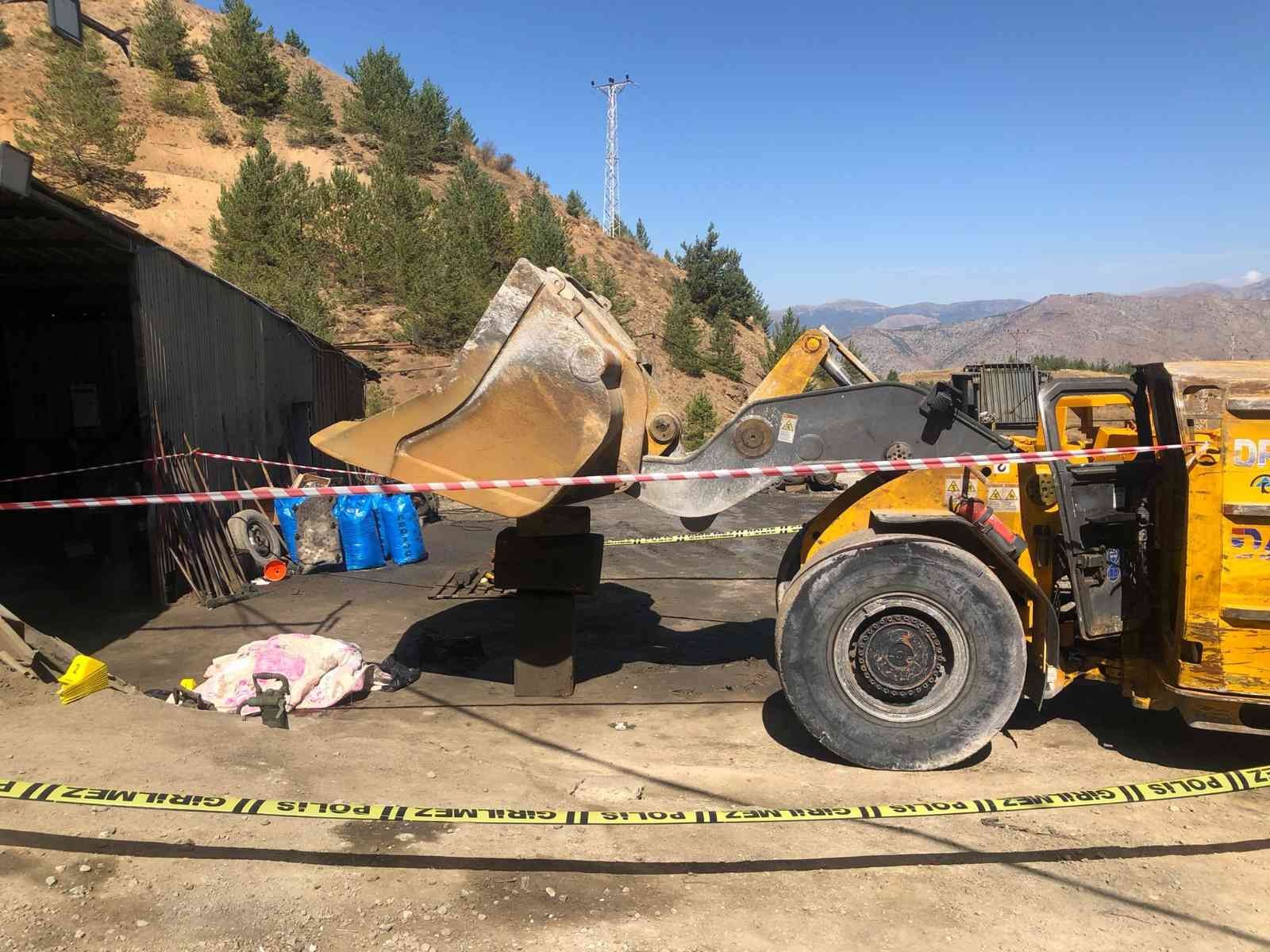 GÜMÜŞHANE'DE KEPÇE KOVASI ÜZERİNE DÜŞEN İŞÇİ ÖLDÜ