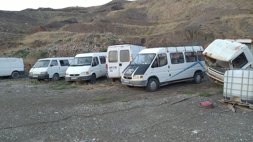 ÇORUM'DA YEDİEMİN OTOPARKINA GİREN HIRSIZ, ARAÇLARDAKİ JANT, AKÜ VE LASTİKLERİ ÇALDI
