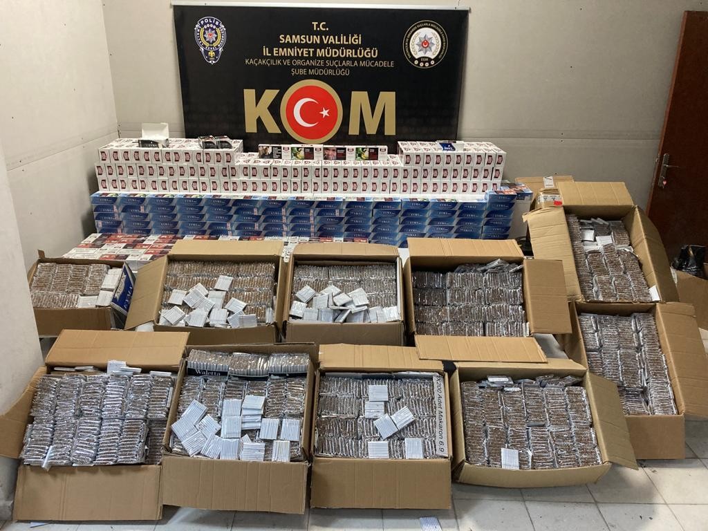 SAMSUN'DA 233 BİN 500 DAL KAÇAK SİGARA VE 60 BİN DAL MAKARON ELE GEÇİRİLDİ