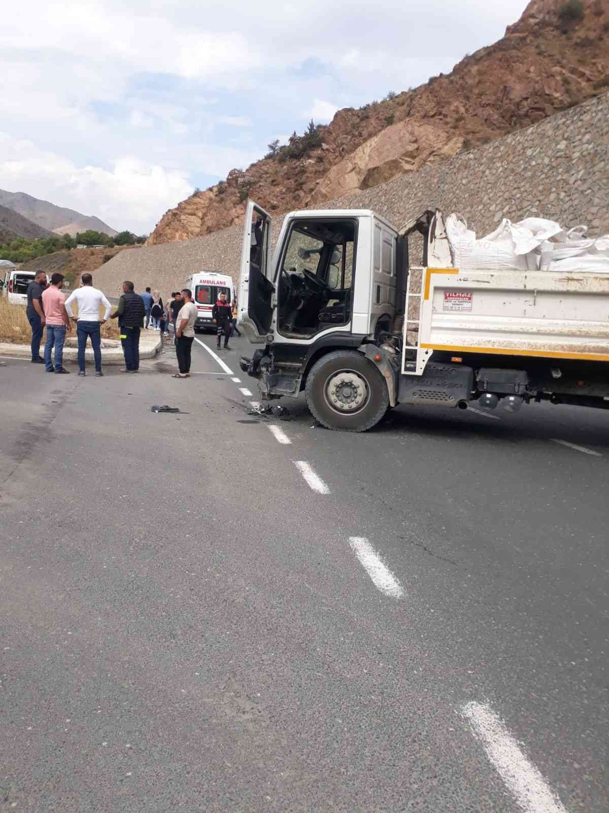 GÜMÜŞHANE'DE KAMYON İLE HAFİF TİCARİ ARAÇ KAFA KAFAYA ÇARPIŞTI , 5 YARALI