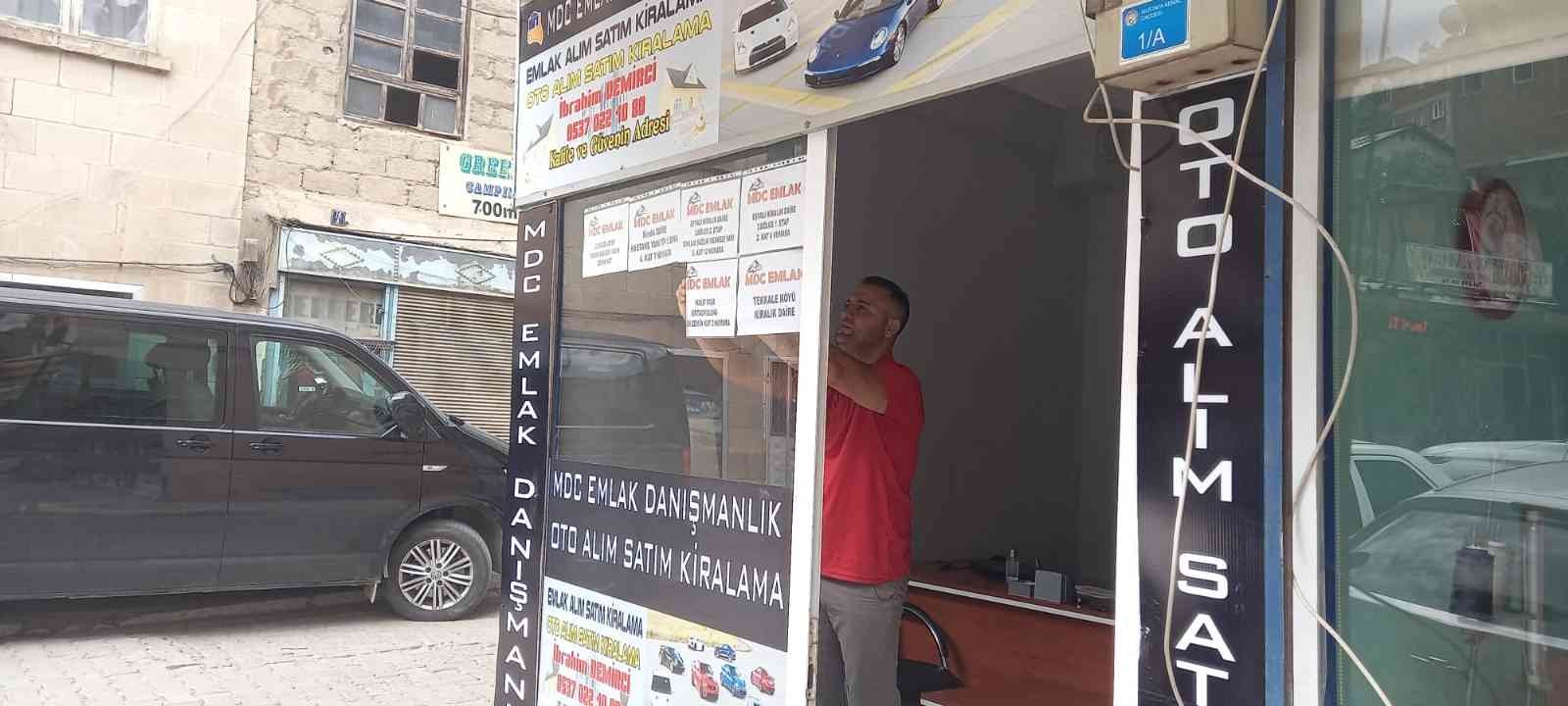 SULAR ALTINDA KALACAK ARTVİN YUSEFELİ'DE HERKES TAŞINIRKEN İBRAHİM DEMİRCİ İŞ YERİ AÇTI