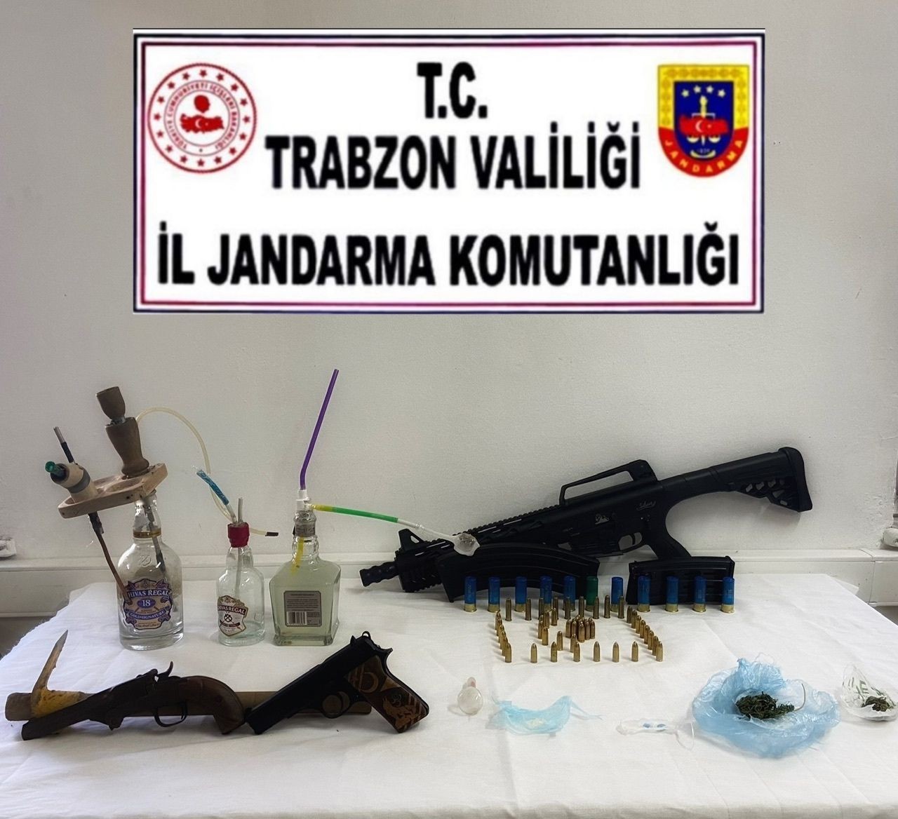 TRABZON'UN MAÇKA İLÇESİNDE GÖMDÜKLERİ UYUŞTURUCUYU ALMAYA GELDİKLERİNDE YAKALANDILAR