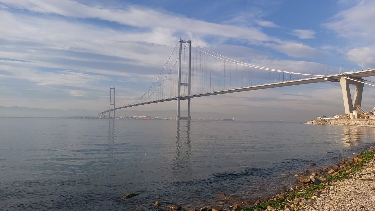 KOCAELİ'NİN DİLOVA İLÇESİNDE DENİZDE ERKEK CESEDİ BULUNDU