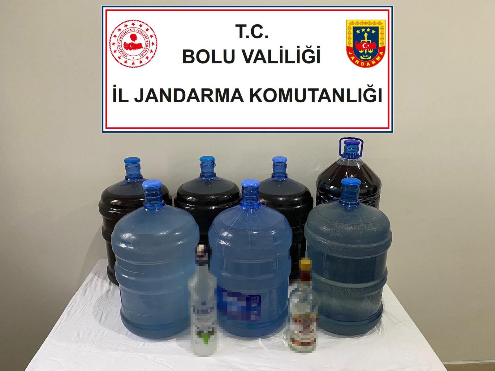 BOLU'DA SU BİDONUNA DOLDURDUĞU KAÇAK İÇKİLERİ SATARKEN SUÇÜSTÜ YAKALANDI
