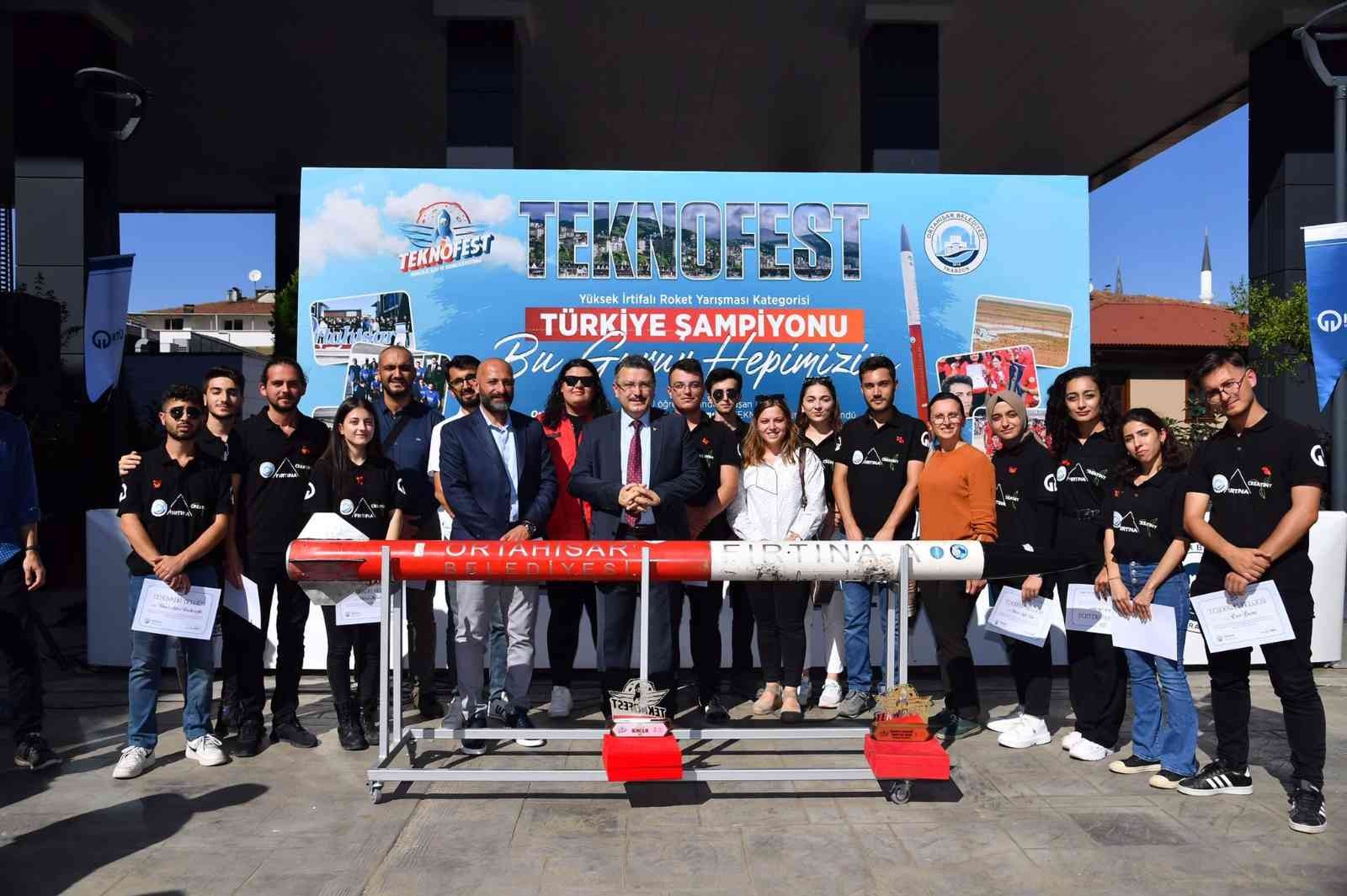 TRABZON ORTAHİSAR BELEDİYE BAŞKANI AHMET METİN GENÇ : ROKET YARIŞMASINDA 2. OLAN GENÇLERİN ÖDÜL TÖRENİNDE KONUŞTU. “BU ROKET YUNANİSTAN’A YETER”