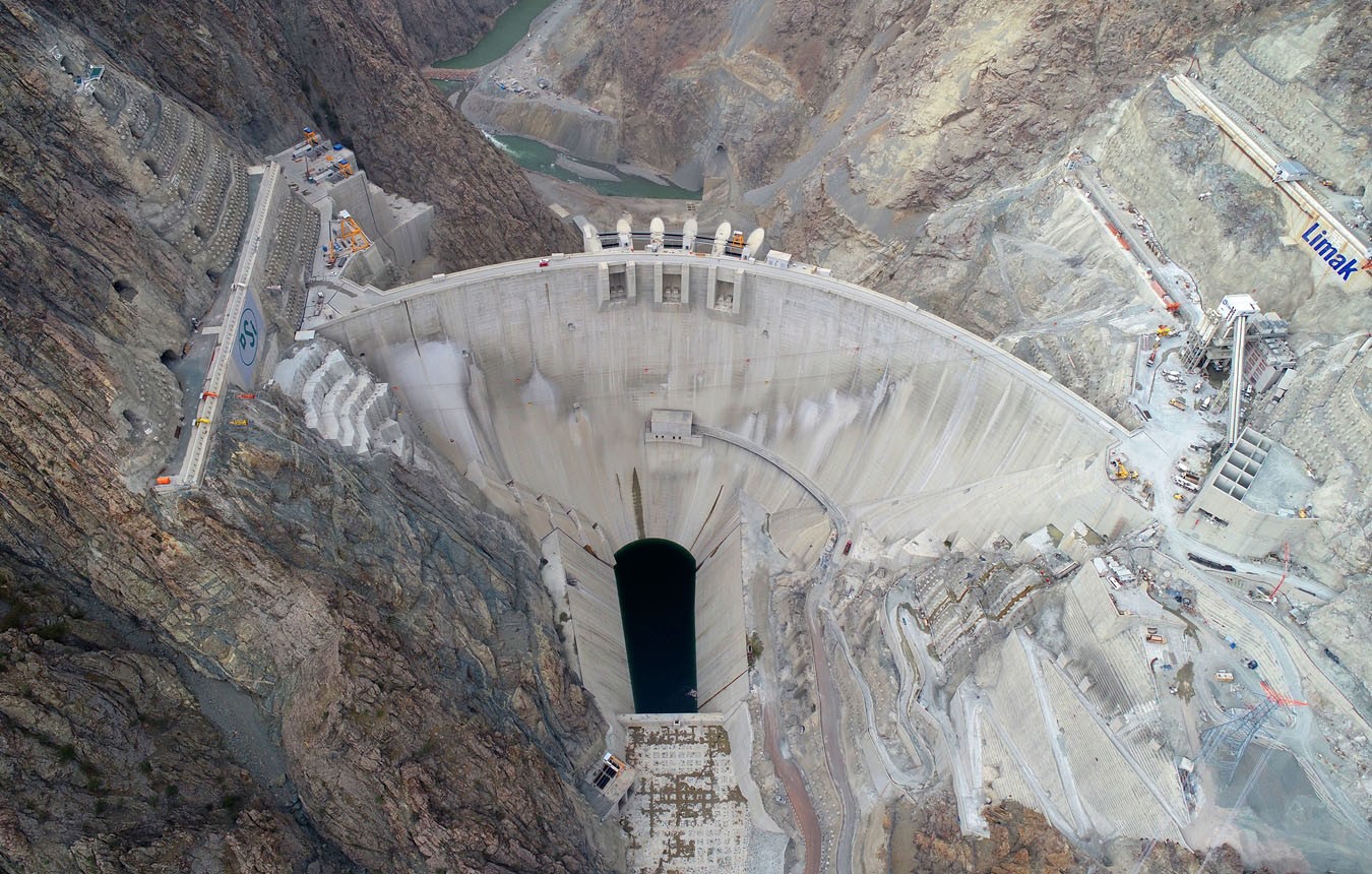 TARIM VE ORMAN BAKANLIĞI, ARTVİN'DE YAPIMI DEVAM EDEN VE TÜRKİYE'NİN DEV PROJELERİ ARASINDA YER ALAN YUSUFELİ BARAJI'NIN 9 YILLIK İNŞAAT SÜRECİNİ ANLATAN 7 SANİYELİK GÖRÜNTÜLERİ PAYLAŞTI