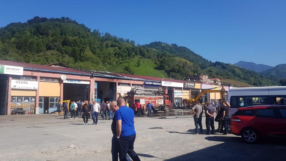 ARTVİN'İN HOPA İLÇESİNDE SANAYİ SİTESİNDEKİ BİR TAMİRHANEDE ÇIKAN YANGIN 30 DK'DA KONTROL ALTINA ALINDA , 2 KİŞİ HAFİF YARALANDI