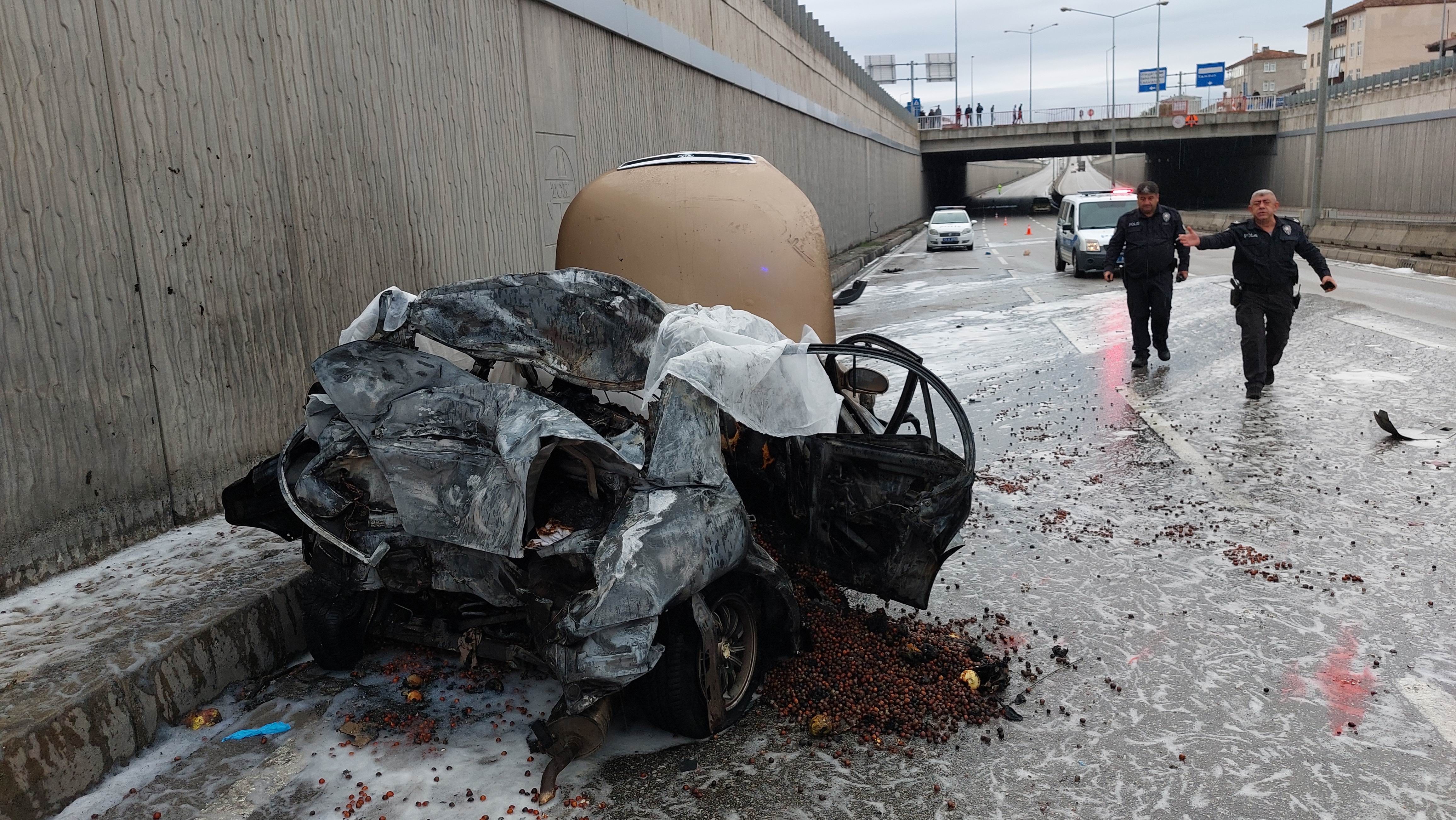 SAMSUN'DA ARIZA YAPAN OTOMOBİLE KÖPRÜLÜ KAVŞAK ALTINDA TIRIN ÇARPMASI SONUCU MEYDANA GELEN KAZADA YANAN OTOMOBİLDE BULUNAN 2 KİŞİ HAYATINI KAYBETTİ