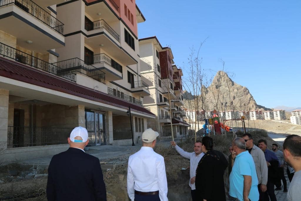 ARTVİN'DE BARAJ SULARI ALTINDA KALACAK OLAN YUSUFELİ İLÇESİNİN HEMEN ÜST KISMINDA KURULAN YENİ İLÇE MERKEZİNDE DERS ZİLİ 24 EKİM'DE ÇALACAK