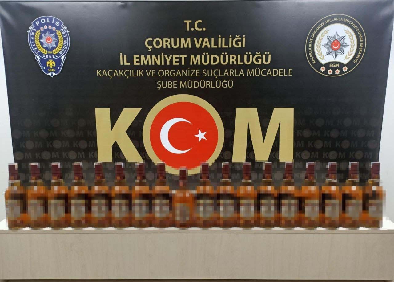 ÇORUM EMNİYET MÜDÜRLÜĞÜ, KAÇAKÇILIK VE ORGANİZE SUÇLARLA MÜCADELE ŞUBE MÜDÜRLÜĞÜ EKİPLERİ TARAFINDAN BİR ARACA DÜZENLENEN OPERASYONDA ÇOK SAYIDA GÜMRÜK KAÇAĞI ALKOLLÜ İÇKİ ELE GEÇİRİLDİ