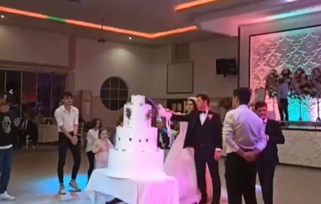 KUZENİNİN DÜĞÜNÜ İÇİN SAKARYA'DAN TRABZON'A GİDEN YUSUF KURT, MAKET PASTANIN İÇİNDEN ÇIKARAK GELİN VE DAMADA UNUTULMAZ BİR ŞAKA YAPTI