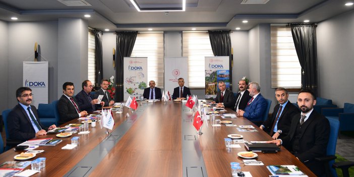 DOKA KALKINMA AJANSI 152. YÖNETİM KURULU TOPLANTISI, DÖNEM BAŞKANI TRABZON VALİSİ İSMAİL USTAOĞLU BAŞKANLIĞINDA RİZE VALİSİ KEMAL ÇEBER’İN EV SAHİPLİĞİNDE RİZE ÇAY ÇARŞISI TOPLANTI SALONUNDA GERÇEKLEŞTİRİLDİ