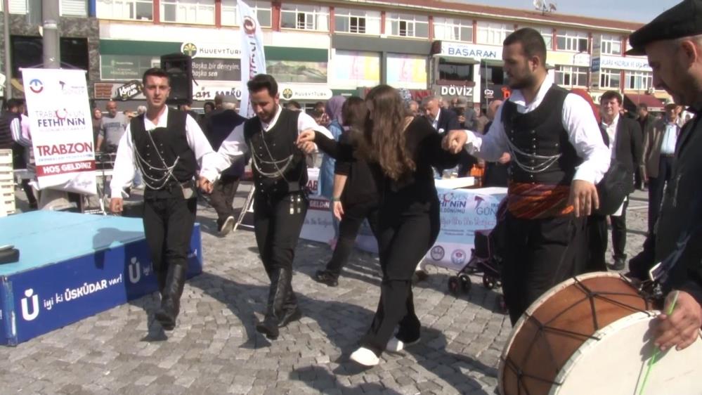 TRABZON DERNEKLER FEDERASYONU TARAFINDAN 13-16 EKİM TARİHLERİ ARASINDA YENİKAPI ETKİNLİK ALANI’NDA DÜZENLENECEK OLAN “TRABZON İSTANBUL’DA” GÜNLERİNİN TANITIMI ÜSKÜDAR MEYDANINDA HORONLAR EŞLİĞİNDE YAPILDI