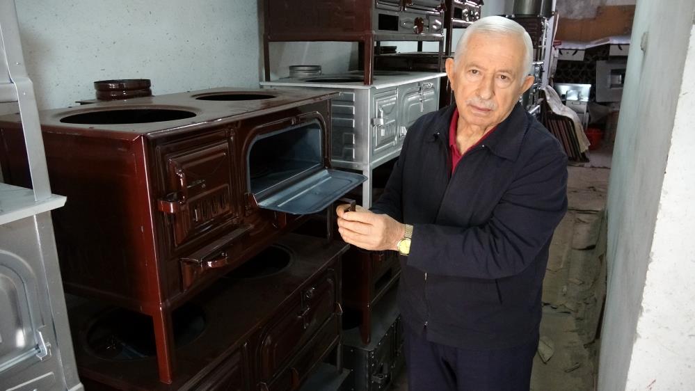 KARADENİZ’DE YAKLAŞIK 70 YILDIR ODUN VE KÖMÜR SOBASI SATIŞI YAPAN 82 YAŞINDAKİ BAYRAM ÇABUK, SON YILLARDA SOBALARA OLAN TALEBİN YENİDEN ARTTIĞINI SÖYLEDİ