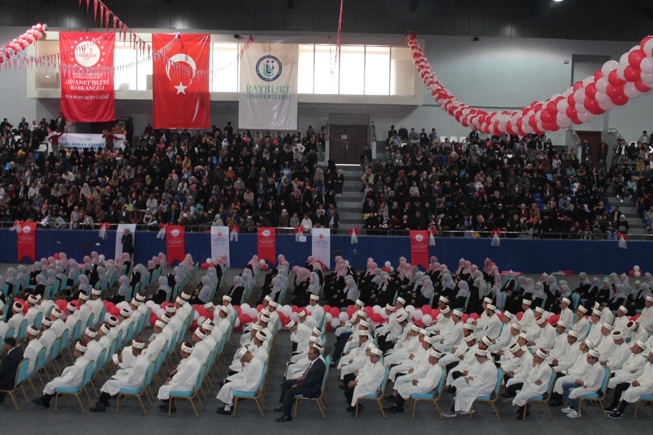 BAYBURT'TA KUR'AN KURSLARINDA KUR'AN-I KERİM'İ EZBERLEYEN 263 HAFIZA DİPLOMALARI DÜZENLENEN HAFIZLIK İCAZET TÖRENİNDE VERİLDİ , ÇAYTV CANLI YAYINLADI