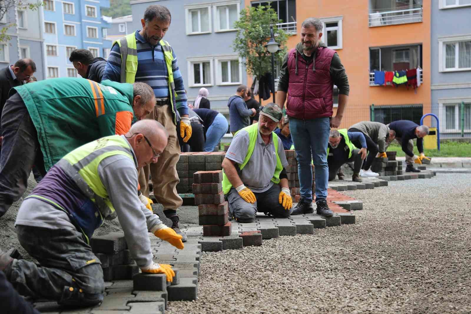 ARTVİN'İN BORÇKA İLÇESİN'DE İMECE İLE İLÇELERİNİN CADDELERİNE PARKE TAŞI DÖŞEDİLER