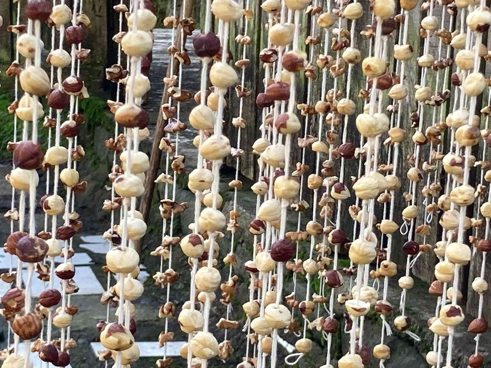 ARTVİN'İN ARHAVİ İLÇESİNDE KADINLAR İMECE USULÜ KÖME PESTİL YAPIMINA BAŞLADI