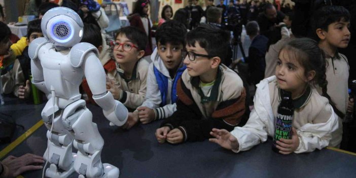 ERZURUM'DA İL MİLLİ EĞİTİM MÜDÜRLÜĞÜ ÖNCÜLÜĞÜNDE DÜZENLENEN "BİLİMİN İZİNDE ERZURUM BİLİM ŞENLİĞİ" BAŞLADI