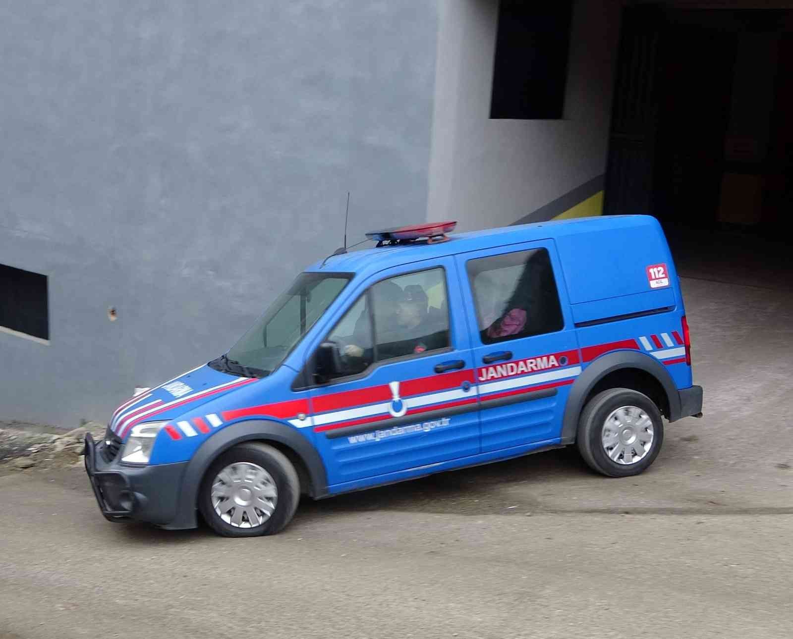 TRABZON'UN ORTAHİSAR İLÇESİNDE BOŞANDIĞI EŞİNİN EVİNE GİDEREK ÇOCUKLARI GÖRMEK İSTEYEN KİŞİ, ESKİ EŞİNİN ERKEK ARKADAŞI TARAFINDAN BIÇAKLANDI