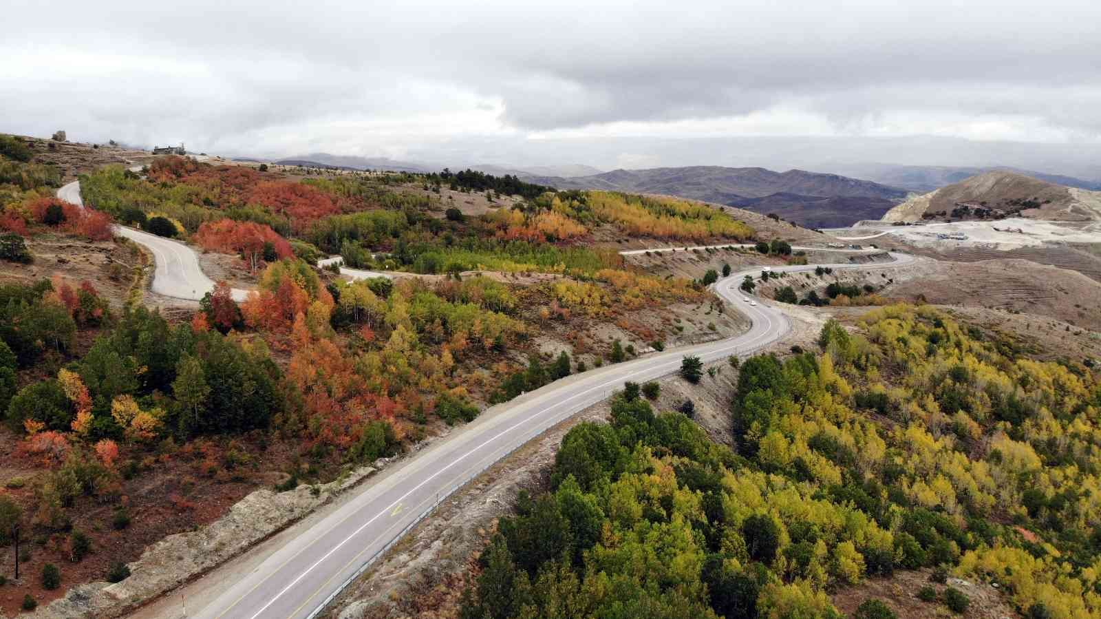 BAYBURT'TA SONBAHARDAN KIŞA GEÇİŞTE 2 BİN 400 RAKIMLI KOP DAĞI GÜZERGÂHINDA RENK CÜMBÜŞÜ OLUŞTURAN AĞAÇLAR FARKLI BİR GÜZELLİĞE BÜRÜNDÜ